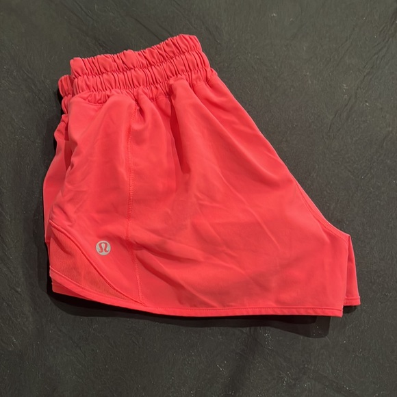 Lululemon Hotty hot shorts SIZE 4!! - Picture 4 of 4